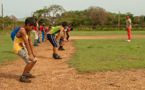 La falta de topes es uno de los problemas que más afecta a los niños peloteros de La Gloria. Sin embargo, ellos entrenan como si se les esperara la más importante competencia internacional.