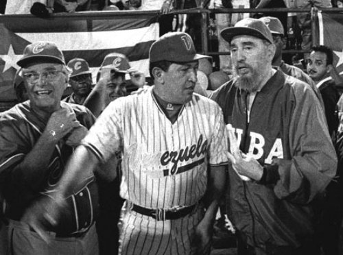 Fidel ha sido siempre un ferviente defensor del béisbol. En la foto, el Comandante en Jefe y Hugo Chávez, durante el emeblemático partido entre las novenas de ambos países, realizado en octubre del 2000.Foto: Tomada de la www.lajiribilla.cu