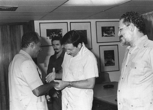 José A. Lavín Silva, destacado dirigente político e internacionalista camagüeyano, recibe una condecoración de manos de Raúl.Foto: Cortesía del entrevistado