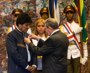 Entrega Raúl Orden José Martí a Presidente boliviano