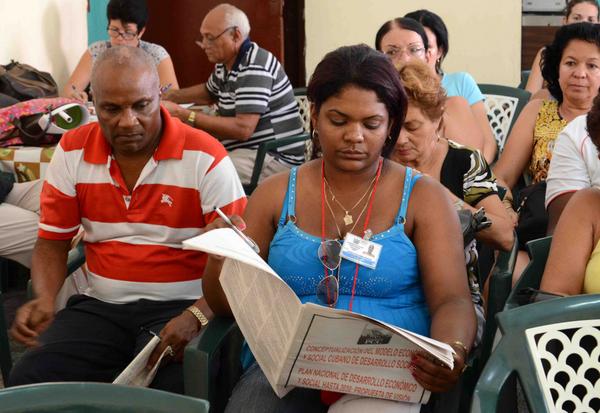 Economistas y contadores camagüeyanos, durante el proceso de consulta y debate de los documentos emitidos en el 7mo Congreso del Partido Comunista de Cuba (PCC), en la sede de la Asociación Nacional de Economistas y Contadores de Cuba (ANEC) en Camagüey.