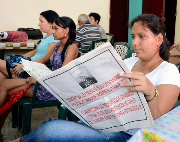 Economistas y contadores camagüeyanos, durante el proceso de consulta y debate de los documentos emitidos en el 7mo. Congreso del Partido Comunista de Cuba (PCC), en la sede de la Asociación Nacional de Economistas y Contadores de Cuba (ANEC) en Camagüey.