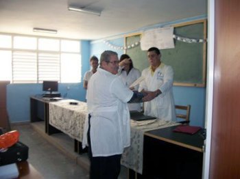 Momentos en que el Profesor Alfredo Arredondo Bruce recibía el certificado acreditativo de Investigador Auxiliar.