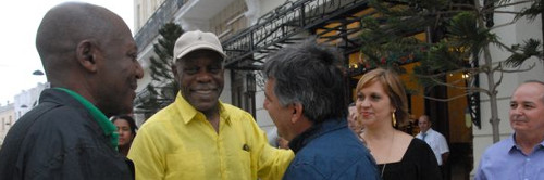 Cineasta norteamericano Danny Glover camina las calles de Camagüey
