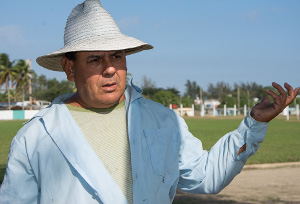 El día de la visita de Adelante, Vladimir laboraba junto a Alexei, otro de los operarios, en el cercano campo de fútbol. “¡Qué no daría yo porque la pelota no me diera tiempo para esto!”