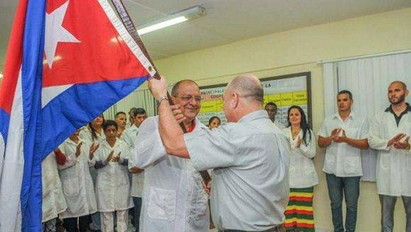 El ministro de Salud Pública, Roberto Morales Ojeda, abanderó la brigada número 23 del contingente, integrada por 12 médicos y 11 licenciados, con un aval de más de diez años de experiencia. Foto: José M. Correa/Granma Hacia Perú contingente médico cubano