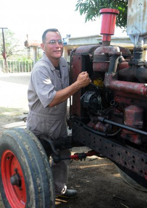 “Tenía las llantas podridas, tuve que invertir más de lo previsto, pero vale la pena, porque el tractor es el corazón de hierro de la finca”, dice Kadel.