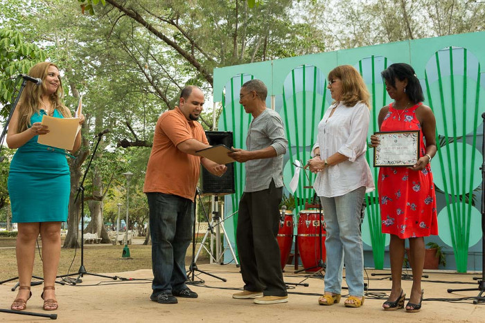 El Premio Puerta de Papel es recibido por la editorial Ácana con su libro Matar al mambí