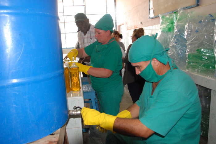 La fabricación de siropes y jugos en la mini-industria de Sola de gran aceptación popular
