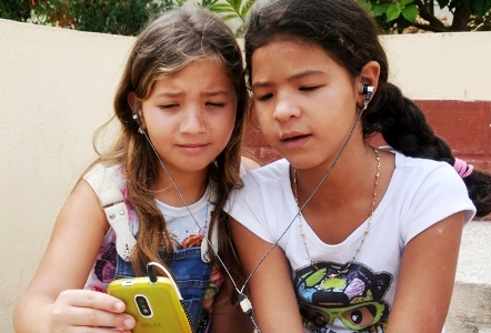 niñas en wifi