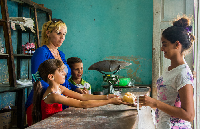 Apelar al rescate de los valores es asunto que compete a toda la sociedad y especialmente a la familia, sobre la base del respeto y la consideración al prójimo.Foto: Leandro Pérez Pérez/ Adelante/ Archivo La cortesía, tan necesaria hoy
