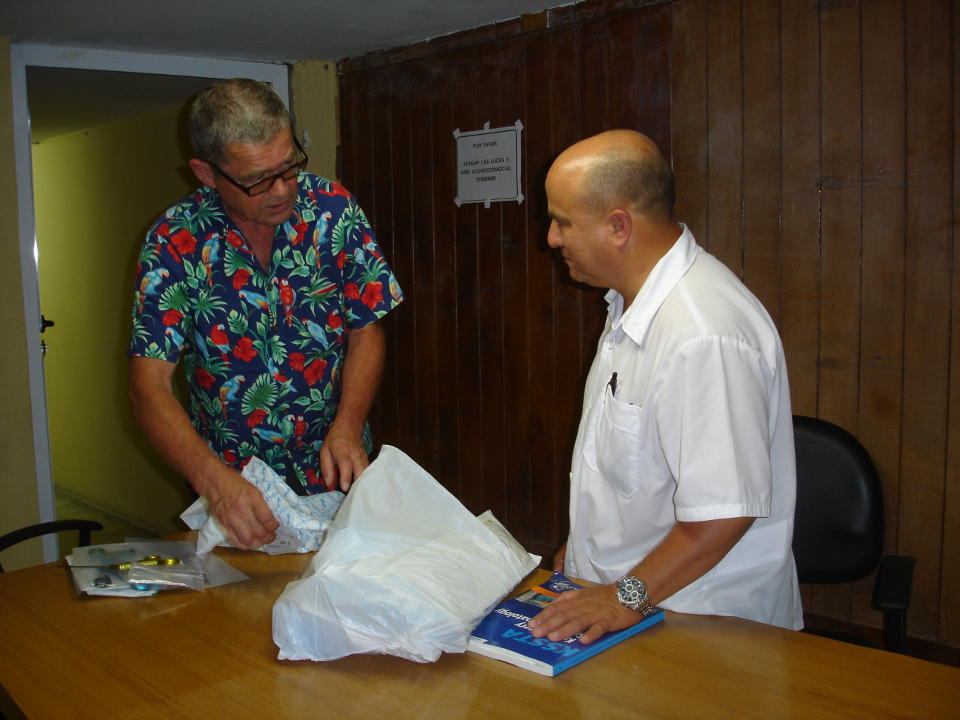 A la izquierda el Profesor Eduard Buess entrega el donativo al Dr. Alejandro Álvarez.