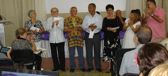 Los profesores condecorados con el Sello 35 Aniversario del Consejo Nacional de Sociedades Científicas del ramo.
