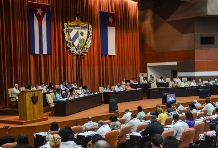 Las comisiones de industria; construcción y energía; salud y agroalimentaria, conocieron los documentos emanados del Séptimo Congreso del Partido Comunista de Cuba, en la segunda sesión extraordinaria de la Octava Legislatura de la Asamblea Nacional del Poder Popular.  Foto: Marcelino Vázquez Hernández/ACN Diputados cubanos conocen cambios a documentos estratégicos del país