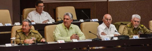 Raúl asiste a sesión extraordinaria del Parlamento cubano