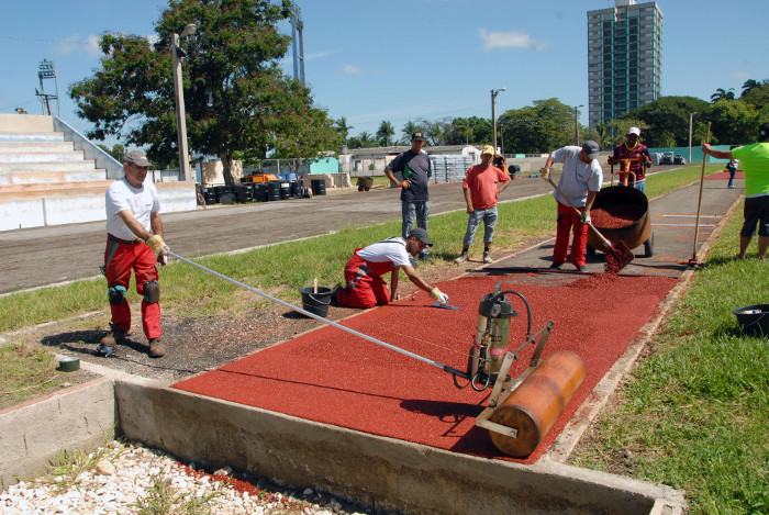 Polytan es una de las compañías líder en la instalación de superficies sintéticas para la práctica deportiva. Su experiencia puede permitirle a Camagüey contar con un trazado al nivel de los mejores del Caribe y Centroamérica. Fotos: Otilio Rivero Delgado/ Adelante En Camagüey, se “calienta” una nueva pista para atletismo