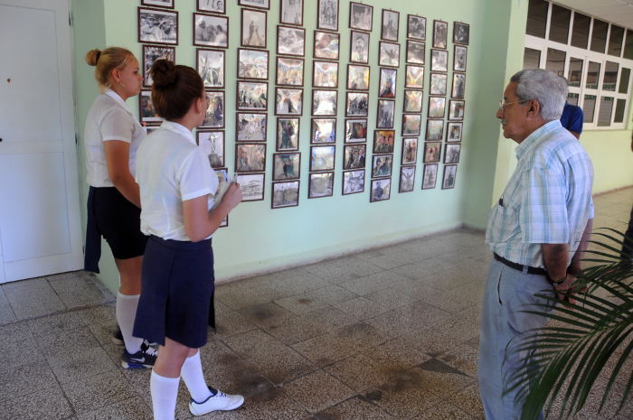 En la escuela pedagógica Nicolás Guillén junto a los estudiantes de la Sociedad Científica por el 90 cumpleaños de Fidel.