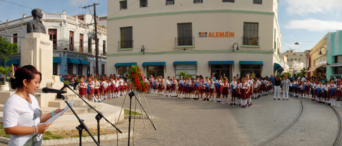 Niños y jóvenes camagüeyanos reciben la luz de dos gigantes