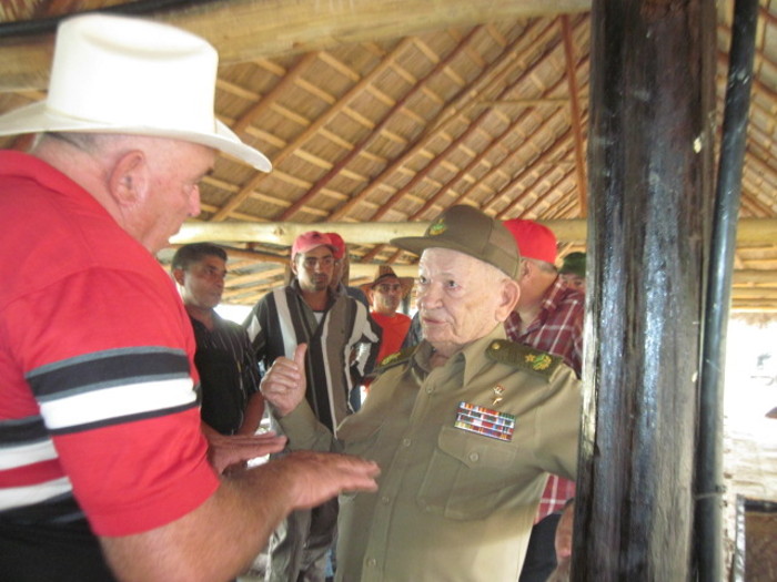  Garaboa ,el  administrador, de San José, junto al Comandante de la Revolución.