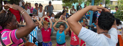 Jóvenes preparan un verano con arte