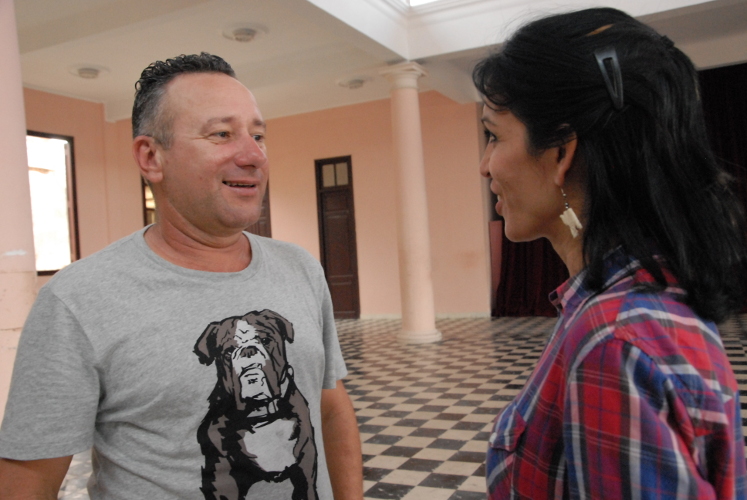 Julito con Siuchién Ávila, quien se luce en Endedans, después de una exitosa carrera de más de 20 años como bailarina. Foto: Otilio Rivero Delgado/ Adelante 