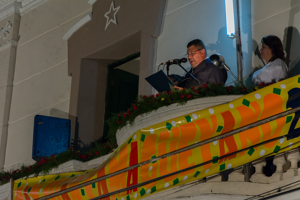 El Presidente de la Asamblea Municipal del Poder popular da lectura al bando y la bienvenida a la fiesta.