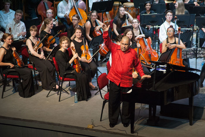 Nachito Herrera al piano con guayabera 