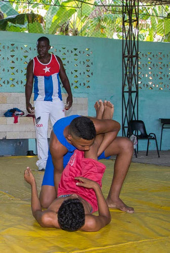 Unos treinta niños constituyen la “esperanza” de la lucha libre en Jimaguayú. El profesor Noel se mantiene a tanto en cada uno de sus pasos. Fotos: Leandro Pérez Pérez/ Adelante