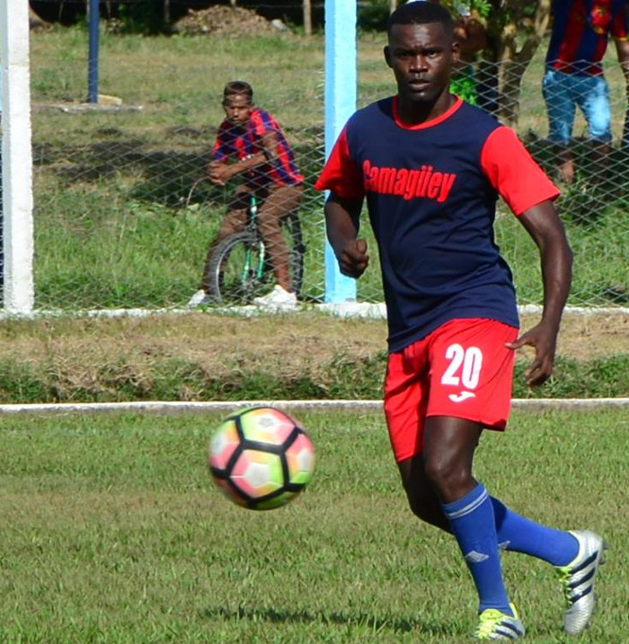 En sus registros personales “Mandy” Coroneaux inscribirá la 102ª Liga como el campeonato durante el cual arribó a los cien goles en la primera categoría del fútbol cubano. De acuerdo con el colega Félix Anazco Ramos, esa cifra pudo completarla precisamente con las dos dianas que el sábado pasado le adosó a Las Tunas, casi en las postrimerías del choque.  Mirada en detalle, la actuación del “Capitán” agramontino puede considerarse excepcional. Este año salió al campo en 20 de los 21 partidos disputados por los Miuras (en 19 de ellos se mantuvo los noventa minutos sobre la grama), y en 15 se ciñó el brazalete de mando. Entre ambos segmentos competitivos, ocho goles tuvieron su firma. Foto: Félix Anazco Ramos/ Adelante