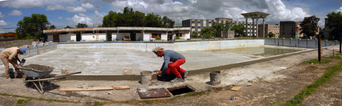En la piscina del Reparto Previsora, con alrededor de 20 años sin funcionar, las labores de rehabilitación de esta instalación recreativa marchan de manera satisfactoria. Fotos: Otilio Rivero Delgado A toda marcha obras constructivas en Camagüey