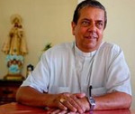 Impuesto Monseñor Willy con el palio arzobispal
