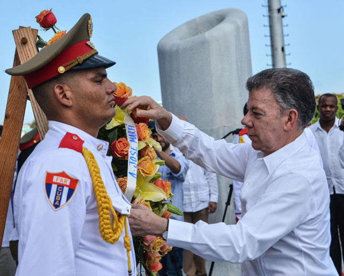 Juan Manuel Santos depositó una ofrenda floral ante el monumento que perpetúa la memoria del Apóstol de Cuba.