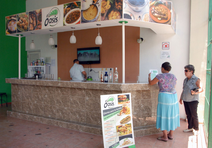 Todas las autoridades y funcionarios vinculados con el ejercicio del trabajo por cuenta propia no pueden dejar de advertir a los contribuyentes o personas naturales que cualquier engaño en materia de aporte al fisco lleva una carga de medidas que no excluye solo retirarles la licencia.Foto: Otilio Rivero Delgado/ Adelante Una serena reflexión: El invento no tiene cabida