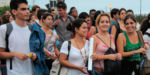 Con la historia de la Revolución cubana tenemos una deuda muy grande; los jóvenes deberían conocerla al dedillo, sin restarle importancia a las otras etapas. Los períodos espinosos y poco abordados, sacados de contexto en la actualidad, podrían malinterpretarse. Foto: Tomada de http://www.5septiembre.cu