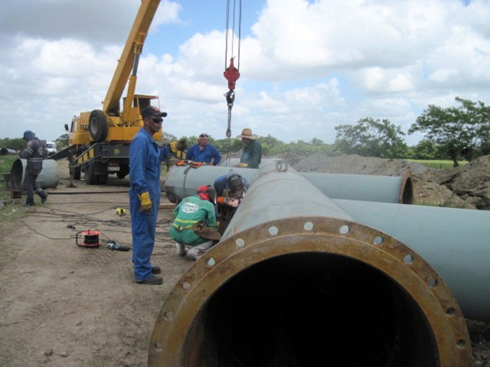 La enorme conexión de acero de mil milímetros de diámetro la fabricaron en la Empresa Planta Mecánica. Su soldadura, ensamblaje y conectividad a las conductoras de Las Clavellinas está a cargo de los especialistas de Servi-Química de Nuevitas. Fotos: Del autor Intensifican labores para restablecer el servicio de agua en Camagüey