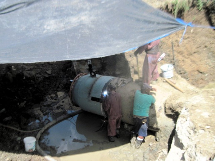 Engorrosas han sido las faenas bajo el sol, la constante humedad del agua encharcada en los fosos de conexión y la constante amenaza de la lluvia en los diferentes puntos donde se trabaja ininterrumpidamente.
