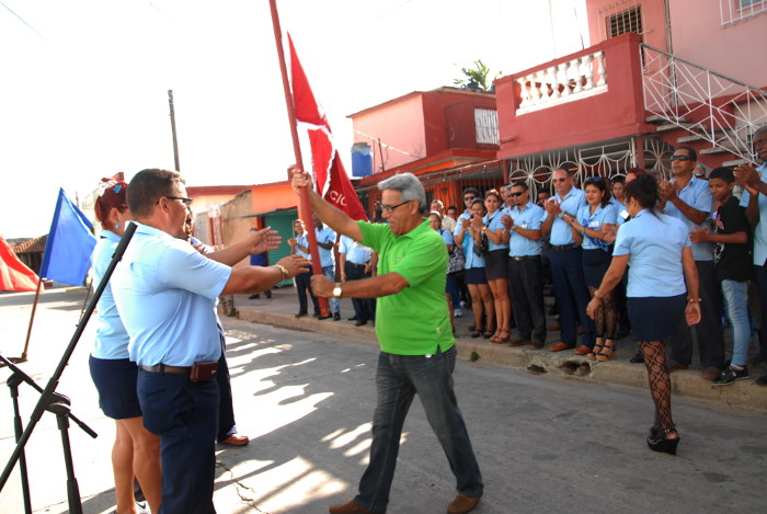 Ortelio Hernández Machado, del Secretariado Provincial de la CTC entrega la bandera de Vanguardia Nacional al colectivo.