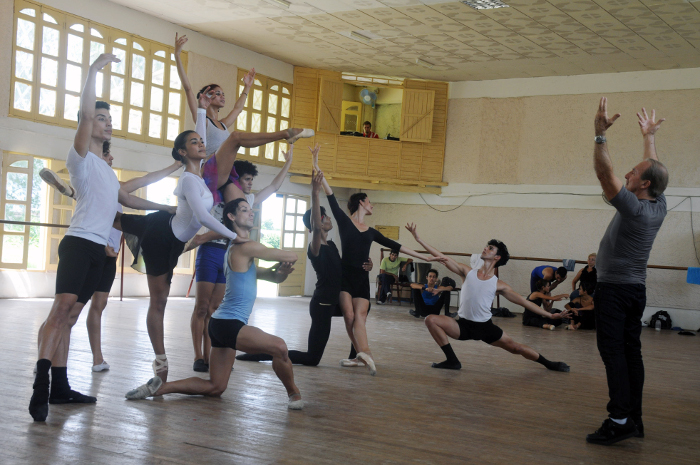 Alberto Méndez back in the Camagüey Ballet