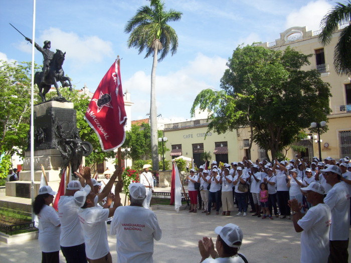 Ondeó la bandera de vanguardia nacional en el parque Agramonte.