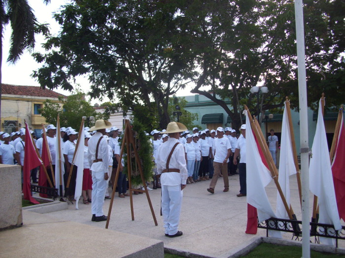Dovel con la bandera de vanguardia nacional