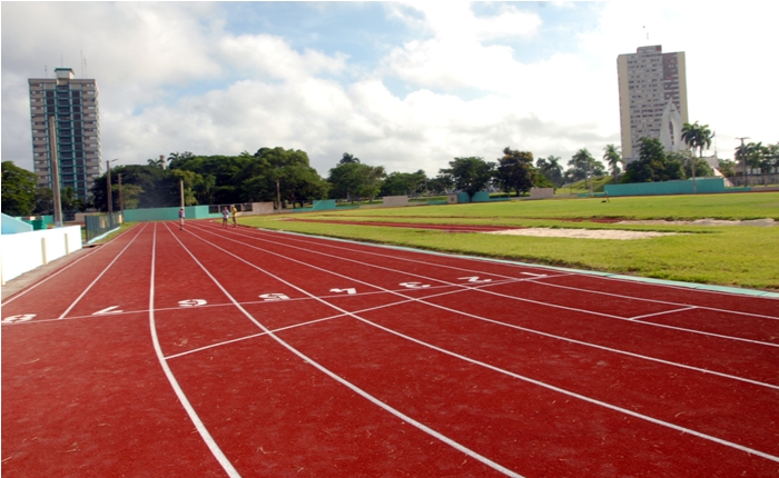 Pista mejorada del futuro estadio de atletismo Rafael Fortún Chacón.