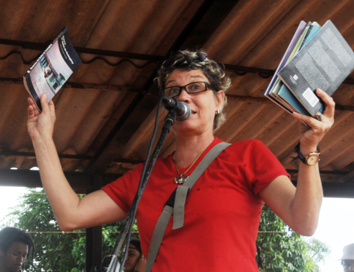 Yoandra Santana, narradora y fundadora de la Cruzada, presenta libros de la editorial Ácana.