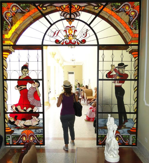 Una de las obras, en la entrada del Hotel Encanto La Sevillana.