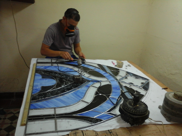 David elaborando de uno de los vitrales para la Sala de Conciertos José Marín Varona.