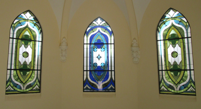 Uno de los atractivos de la Sala de Conciertos son los tres vitrales situados en la capilla.