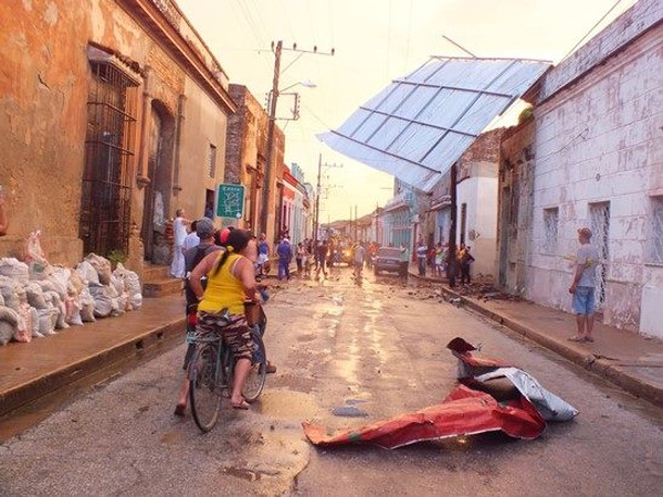 Se contabilizaron 10 viviendas con pérdida total de cubierta y otras 14 con afectaciones parciales, y daños también en los techos de las sedes del Teatro Guiñol de Camagüey y de la Unión de Escritores y Artistas de Cuba, y en una tienda de la intersección conocida como Las Cinco Esquinas. Foto: Pedro Paneque Ruíz/ Colaborador Recuperación en la ciudad de Camagüey tras paso de tornado