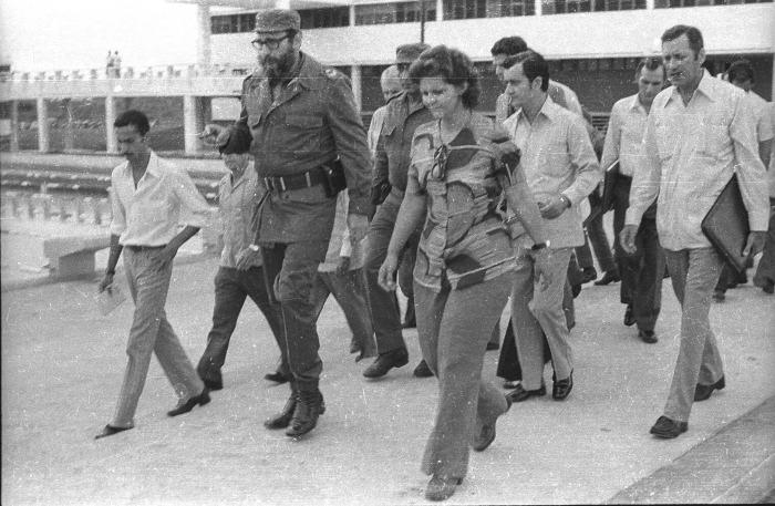 Junto a la primera directora de la Vocacional, Fidel recorre la escuela. Foto: Archivo