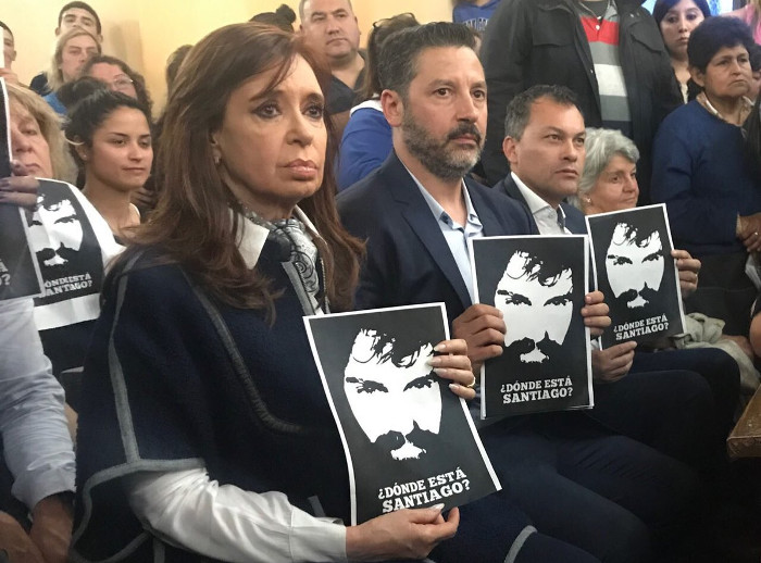 Desde su cuenta de Twitter, la ex presidenta argentina Cristina Fernández de Kirchner participó en el reclamo: "El obispo de Merlo-Moreno, Fernando Maletti, está celebrando una misa por la aparición con vida de Santiago Maldonado", escribió. 