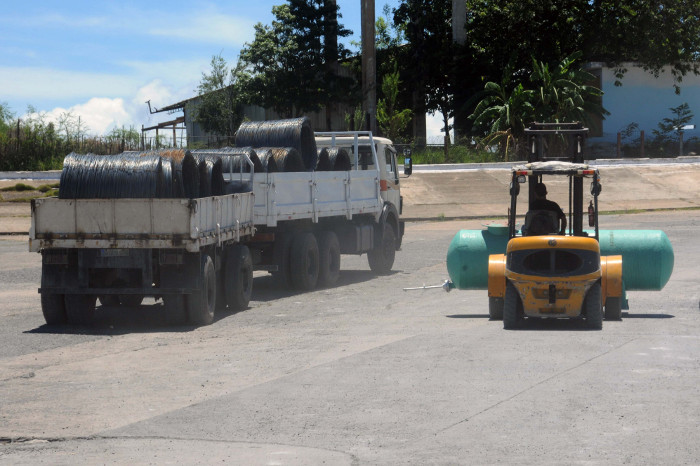 Trabajan con antelación para descentralizar y proteger más de 10 mil toneladas de arroz, soya, sal, fertilizantes y alambrón, que se encontraban almacenados en el Puerto de Tarafa. Fotos: Orlando Durán Hernández/ Adelante