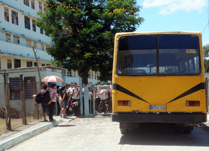 Trasladaron hacia sus hogares más de 400 estudiantes internos y unos 306 turistas extranjeros y nacionales hacia instalaciones seguras de la provincia.